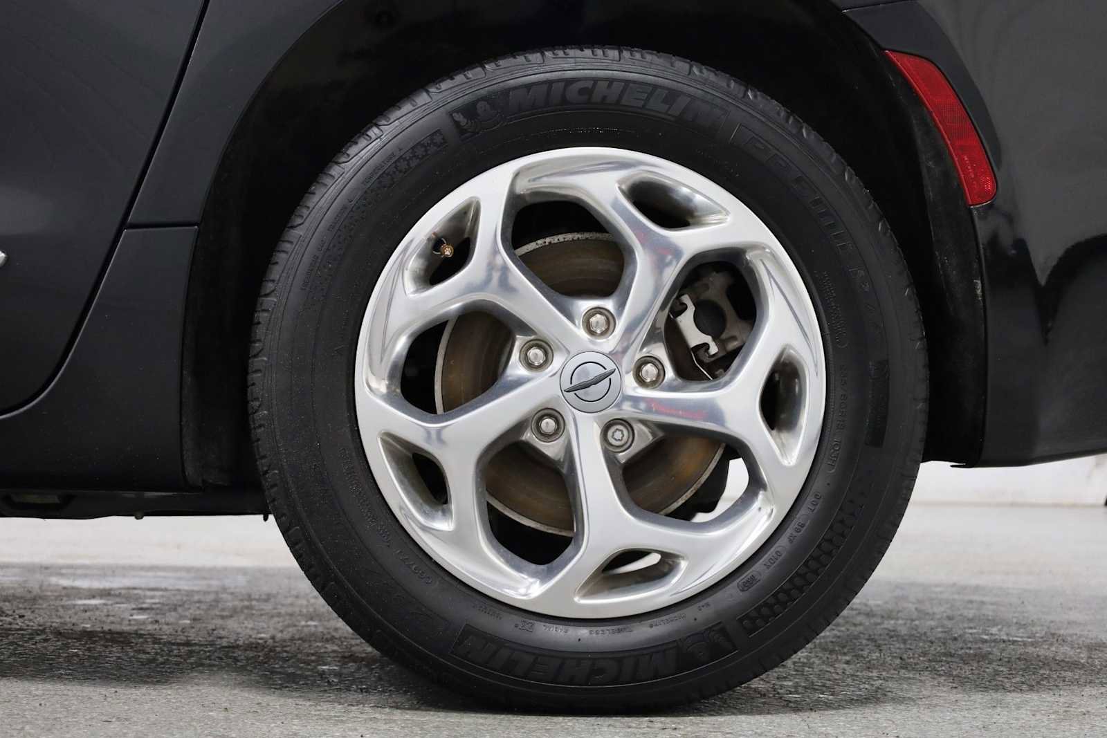 Used 2021 Chrysler Pacifica Limited AWD/4WD image 35