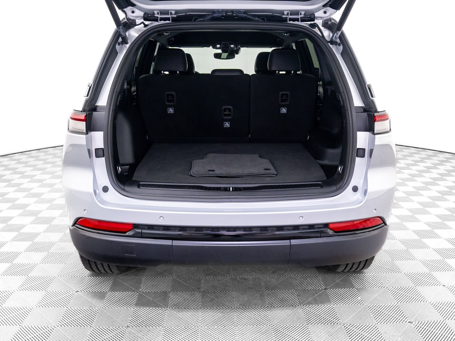 Used 2024 Jeep Grand Cherokee Altitude image 34