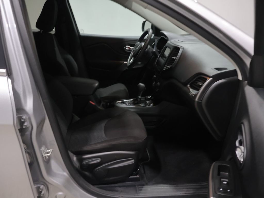 Used 2019 Jeep Cherokee Latitude w/ Popular Appearance Group image 22