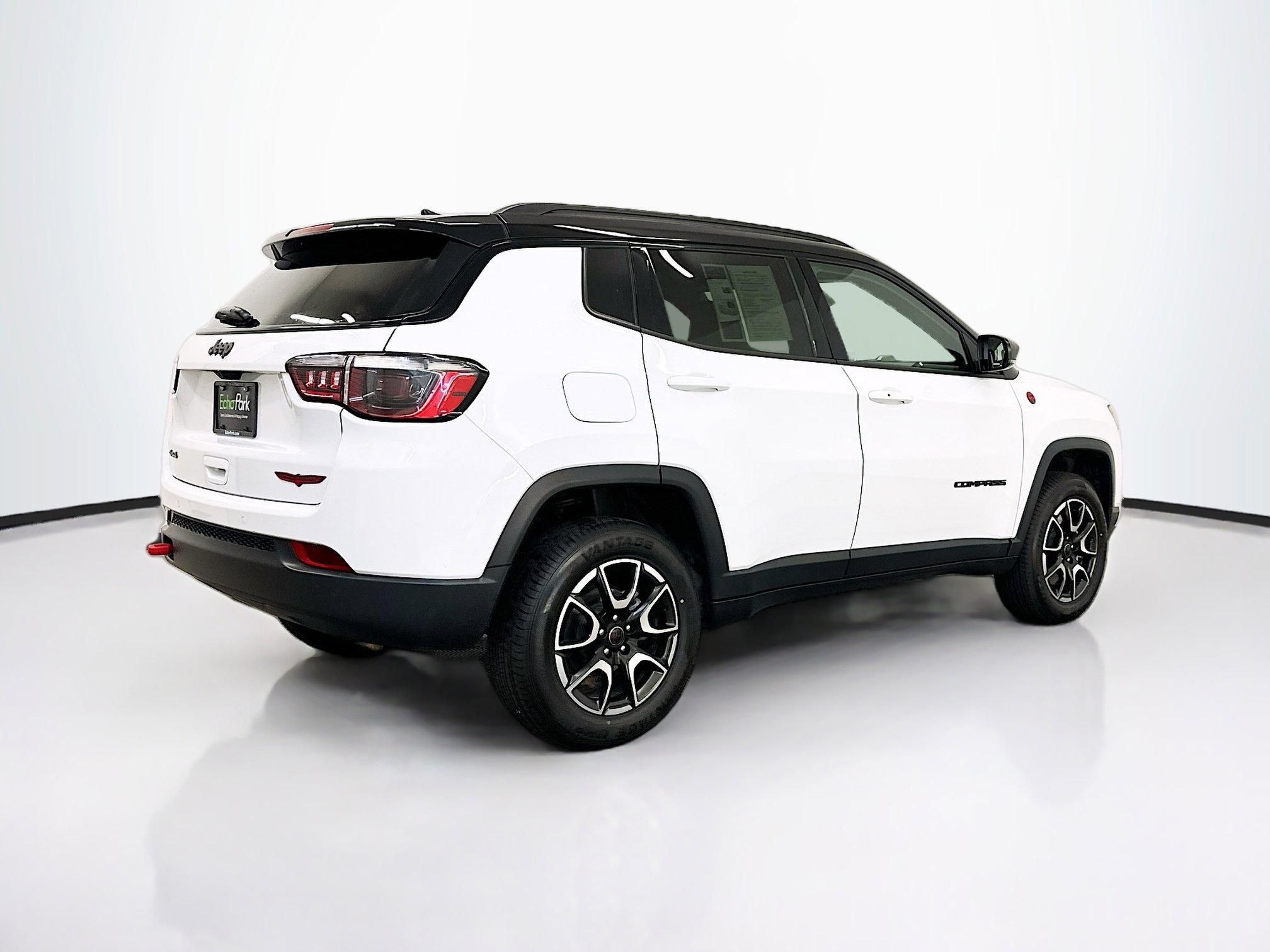 Used 2025 Jeep Compass Trailhawk AWD/4WD image 9
