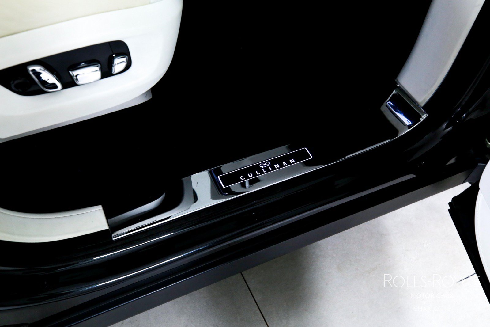Used 2021 Rolls-Royce Cullinan Black Badge AWD/4WD image 38