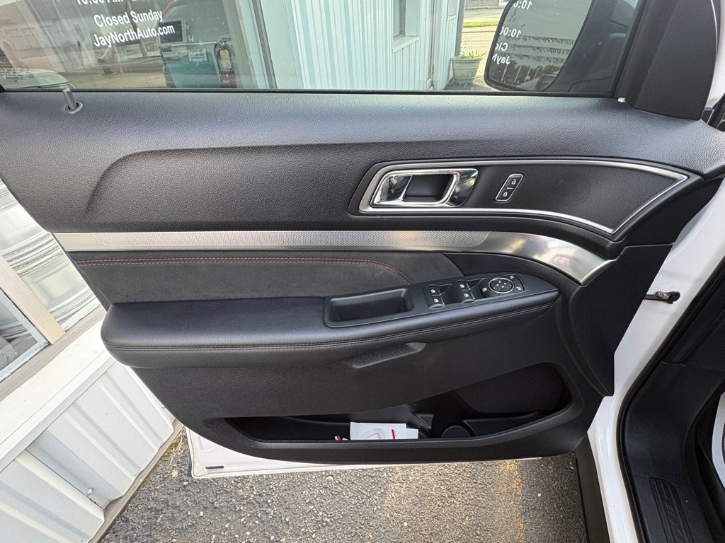 Used 2019 Ford Explorer XLT w/ Equipment Group 202A AWD/4WD image 8
