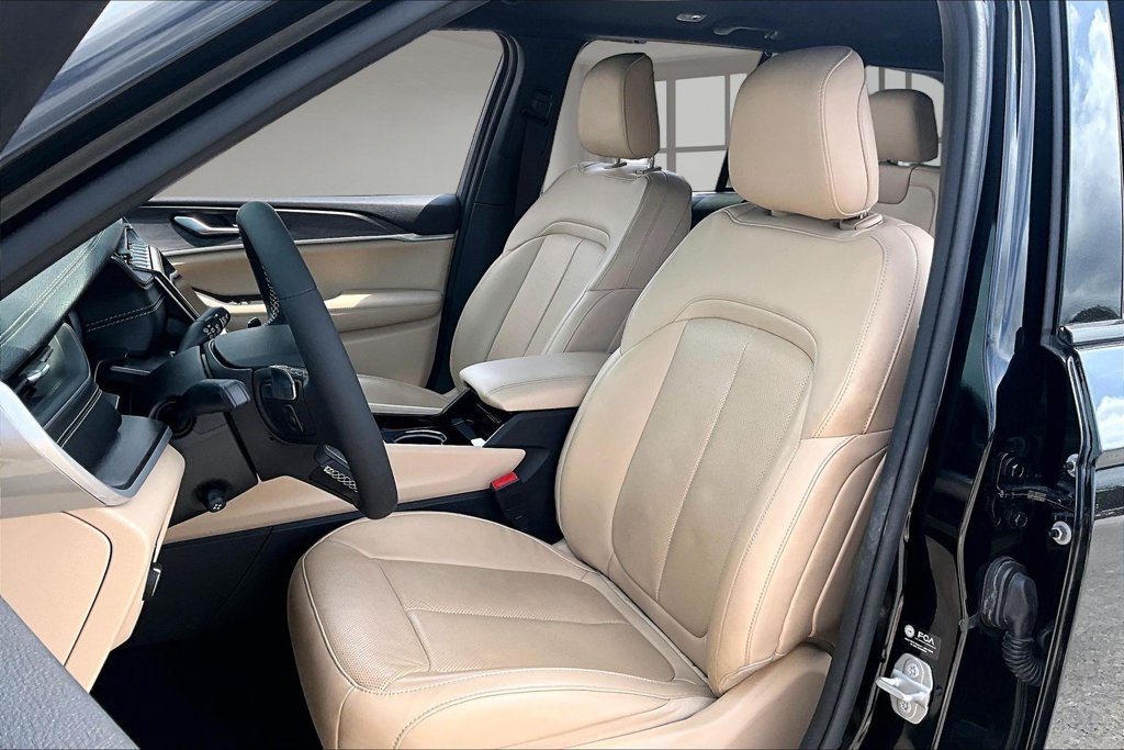 Used 2023 Jeep Grand Cherokee Limited w/ Luxury Tech Group II RWD image 20