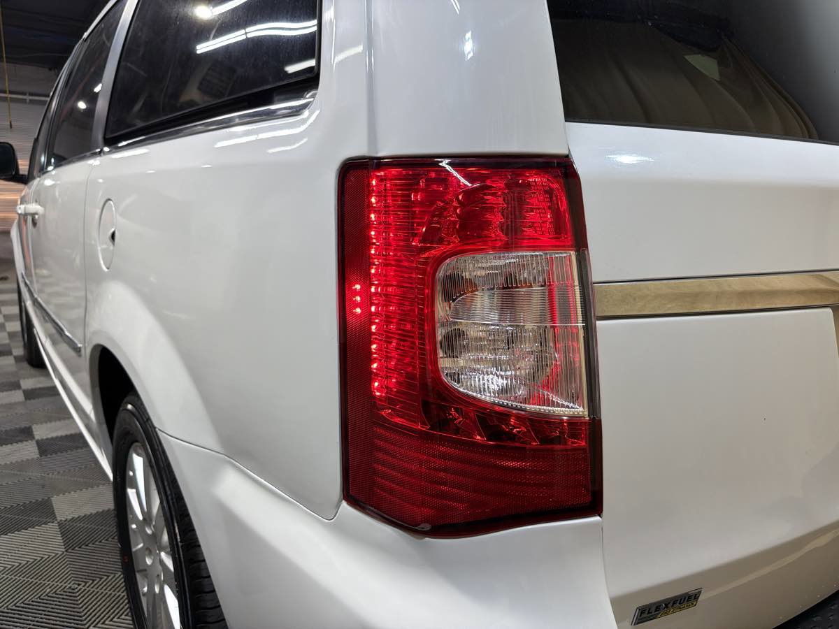 Used 2014 Chrysler Town & Country Touring FWD image 9