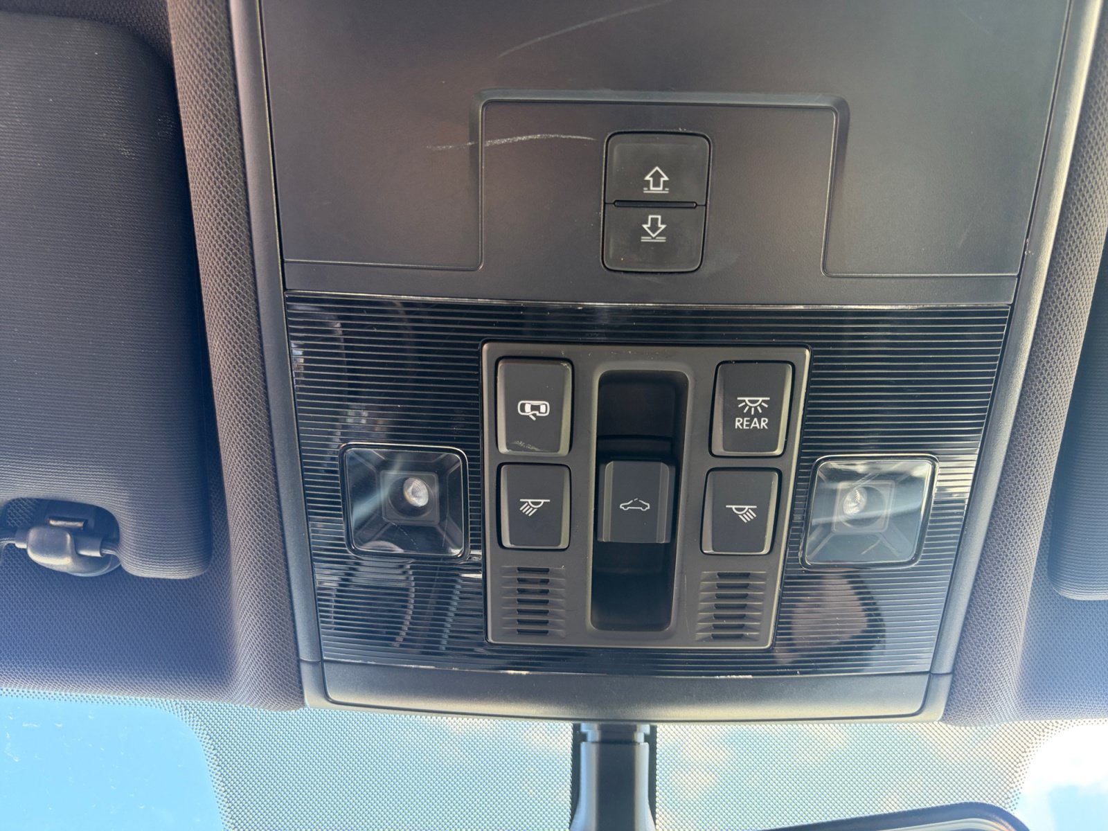 Used 2018 Volkswagen Tiguan SEL w/ R-Line Package AWD/4WD image 29