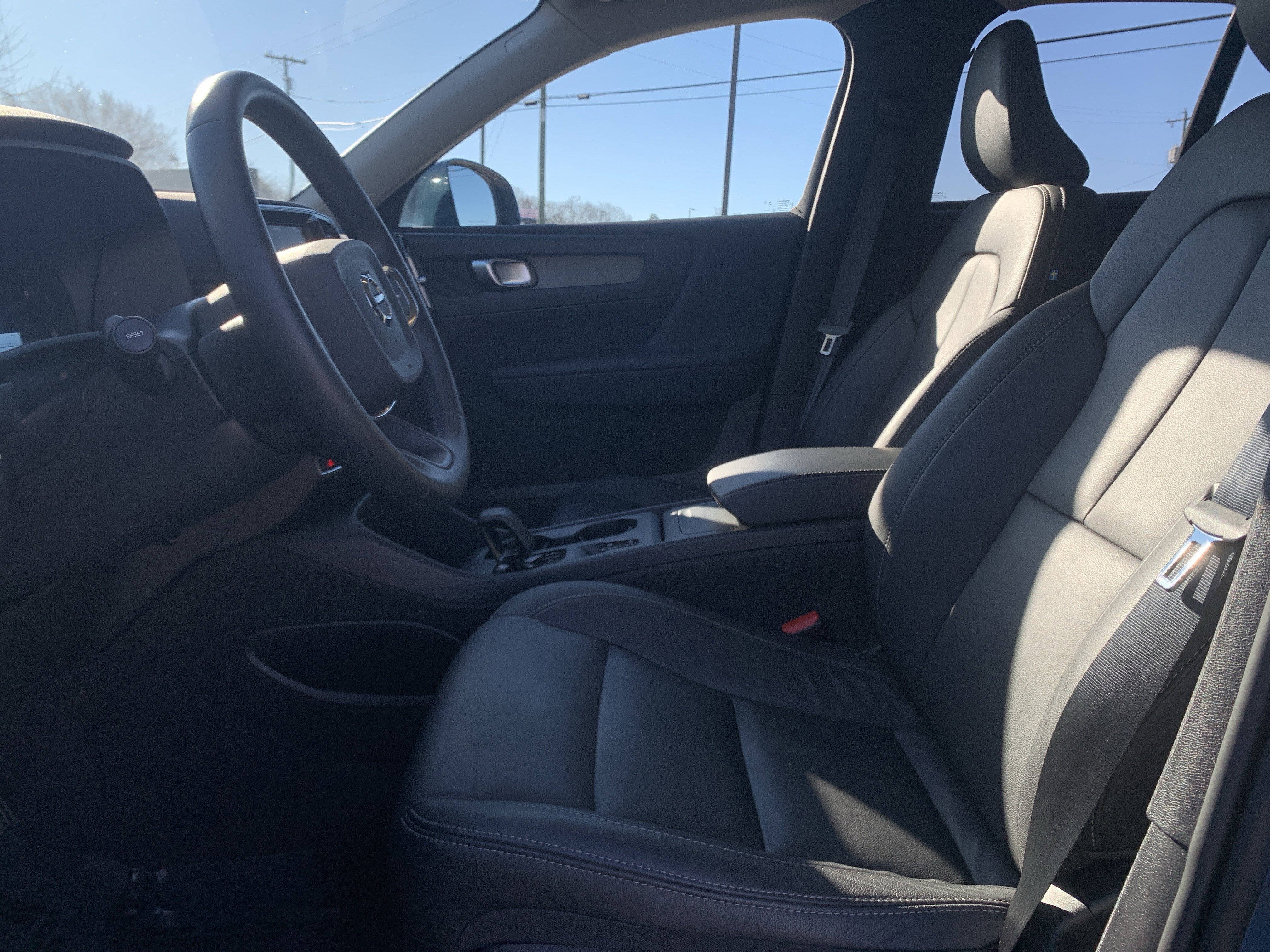 Used 2025 Volvo XC40 B5 Core image 16