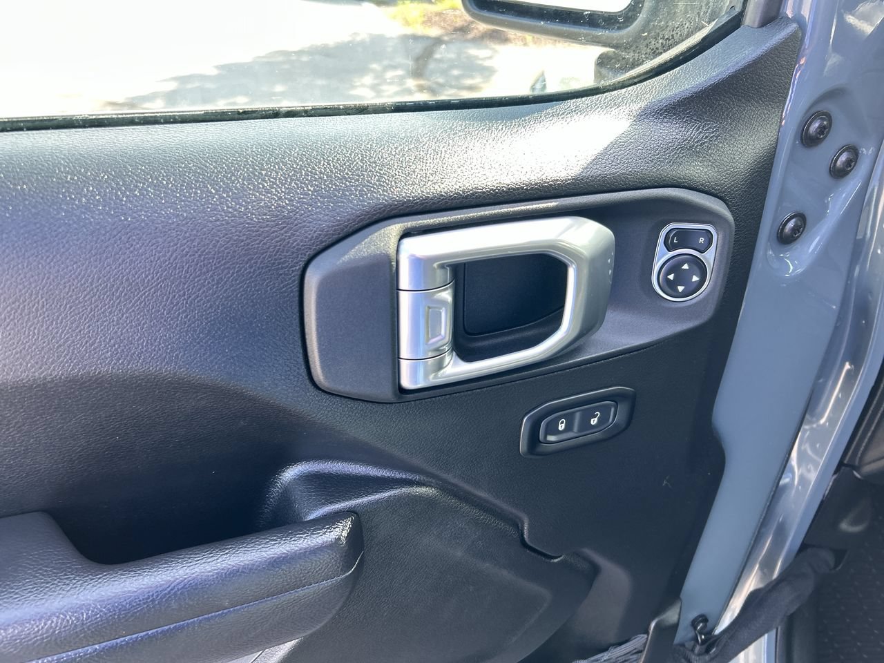 Used 2025 Jeep Gladiator Sport AWD/4WD image 19