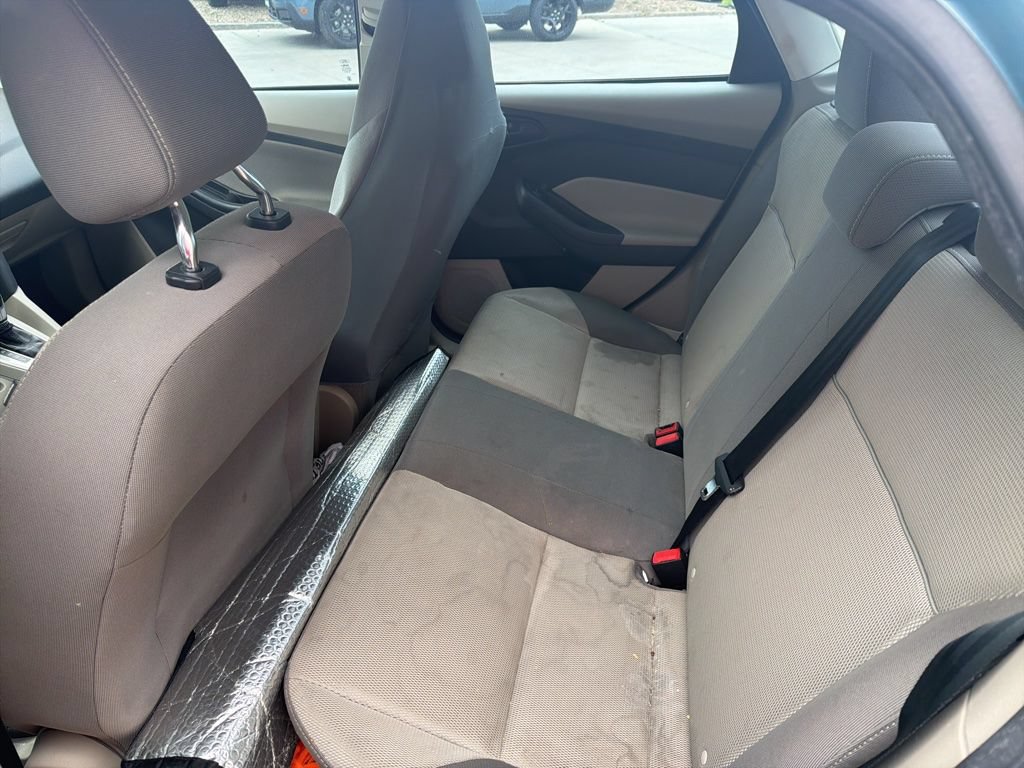Used 2012 Ford Focus SE w/ SE Winter Pkg FWD image 7