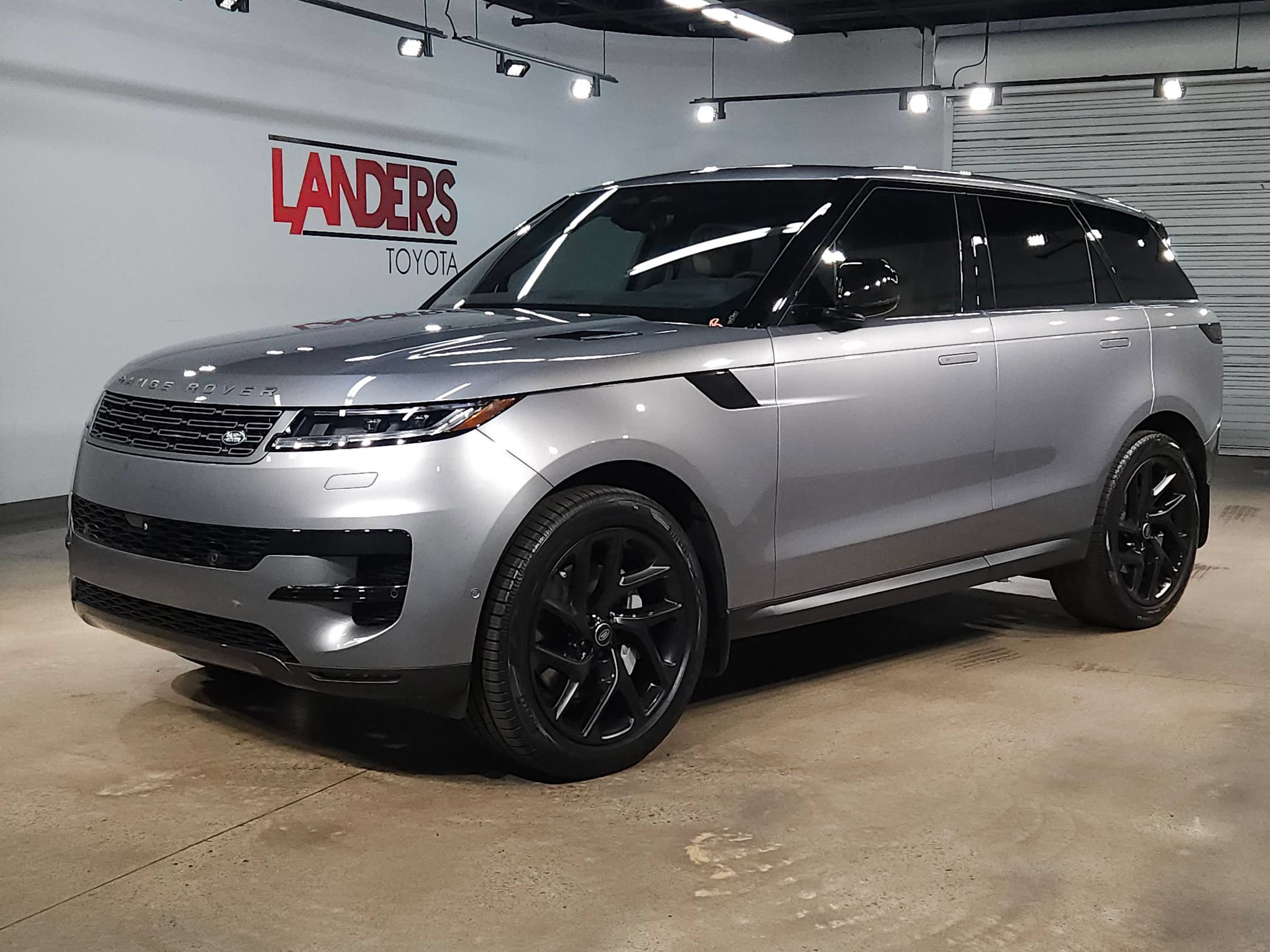 Used 2024 Land Rover Range Rover Sport SE AWD/4WD image 3