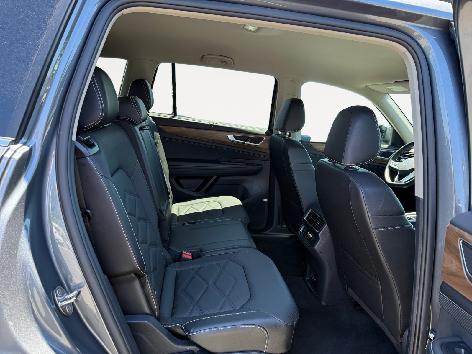 Used 2025 Volkswagen Atlas SE AWD/4WD image 18