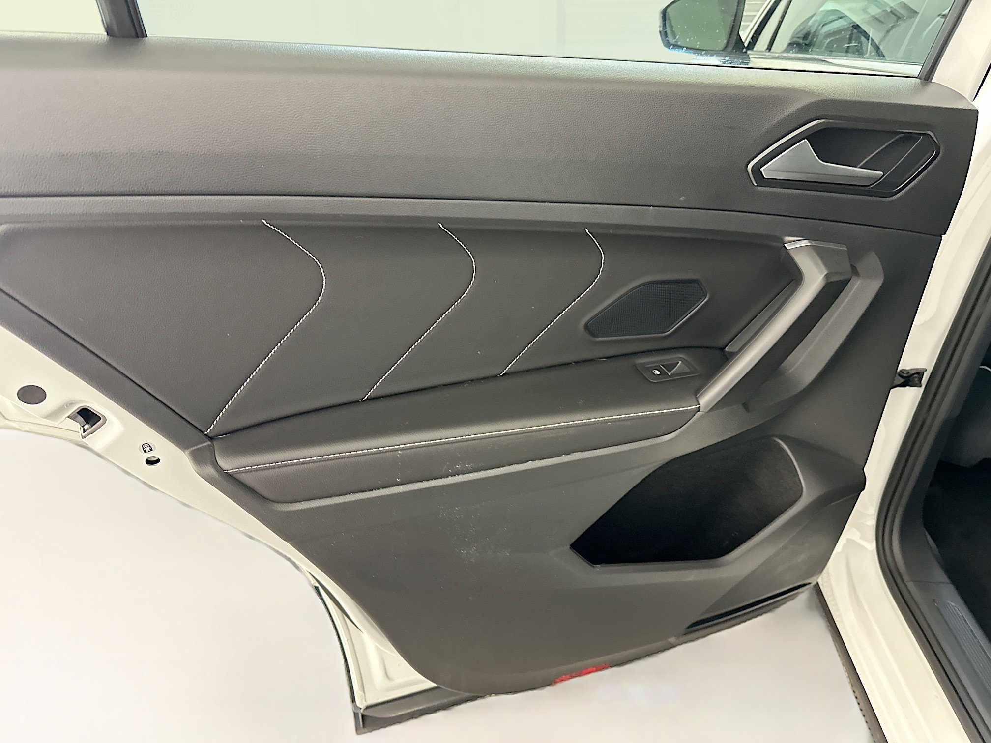 Used 2023 Volkswagen Tiguan SE w/ Panoramic Sunroof Package image 28