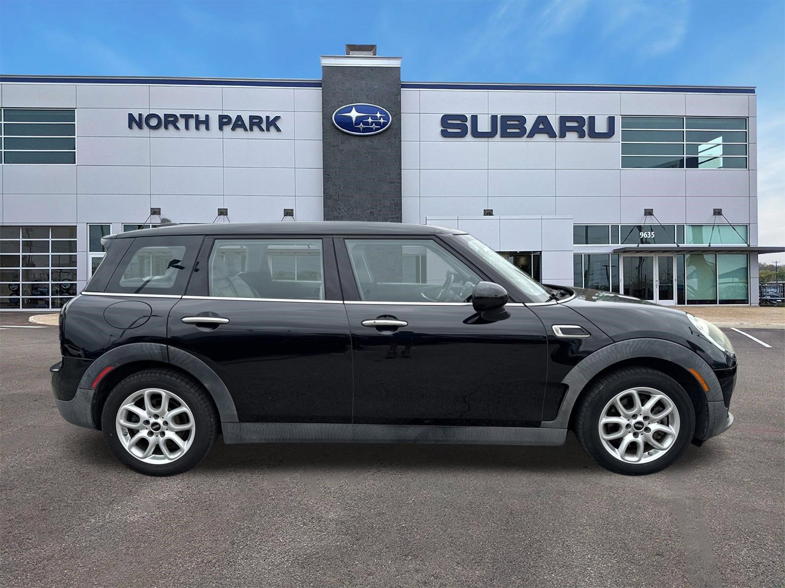 Used 2017 MINI Cooper Clubman FWD image 2