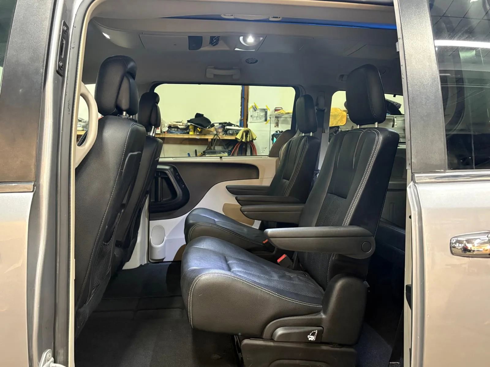 Used 2015 Chrysler Town & Country Touring-L w/ Driver Convenience Group image 28