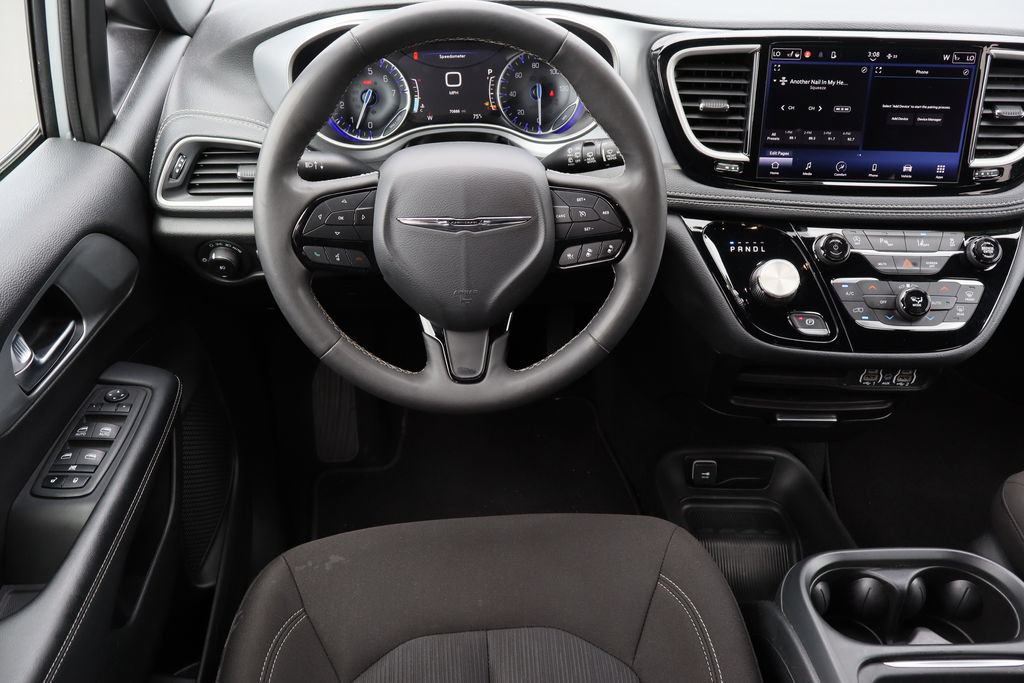Used 2023 Chrysler Pacifica Touring FWD image 22