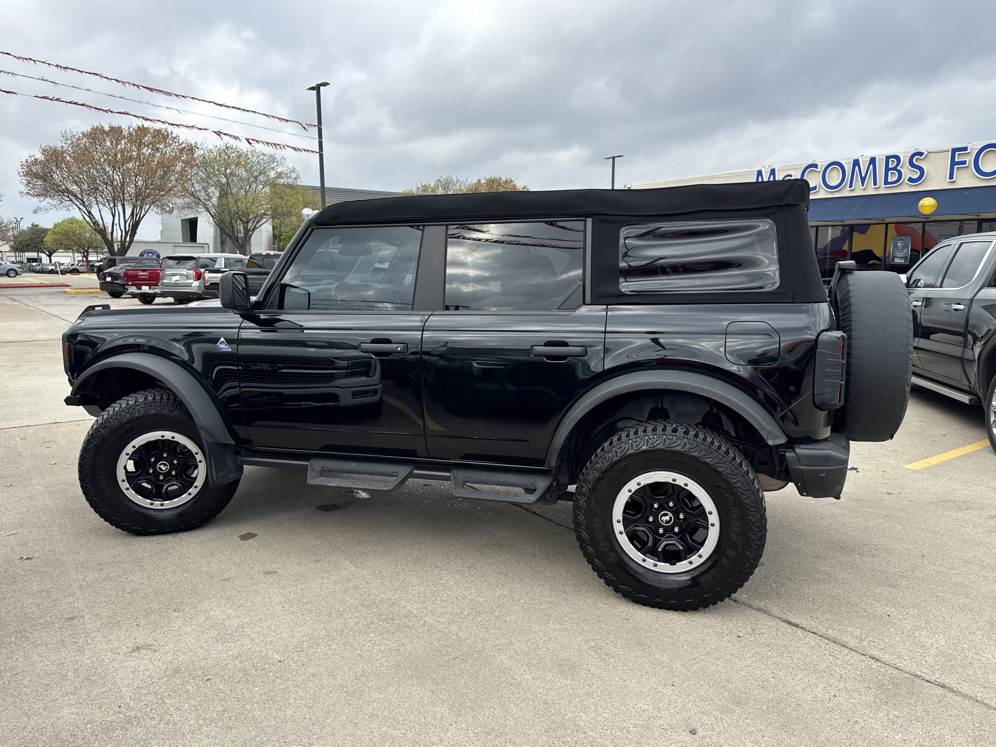 Used 2023 Ford Bronco Black Diamond w/ Sasquatch Package image 11