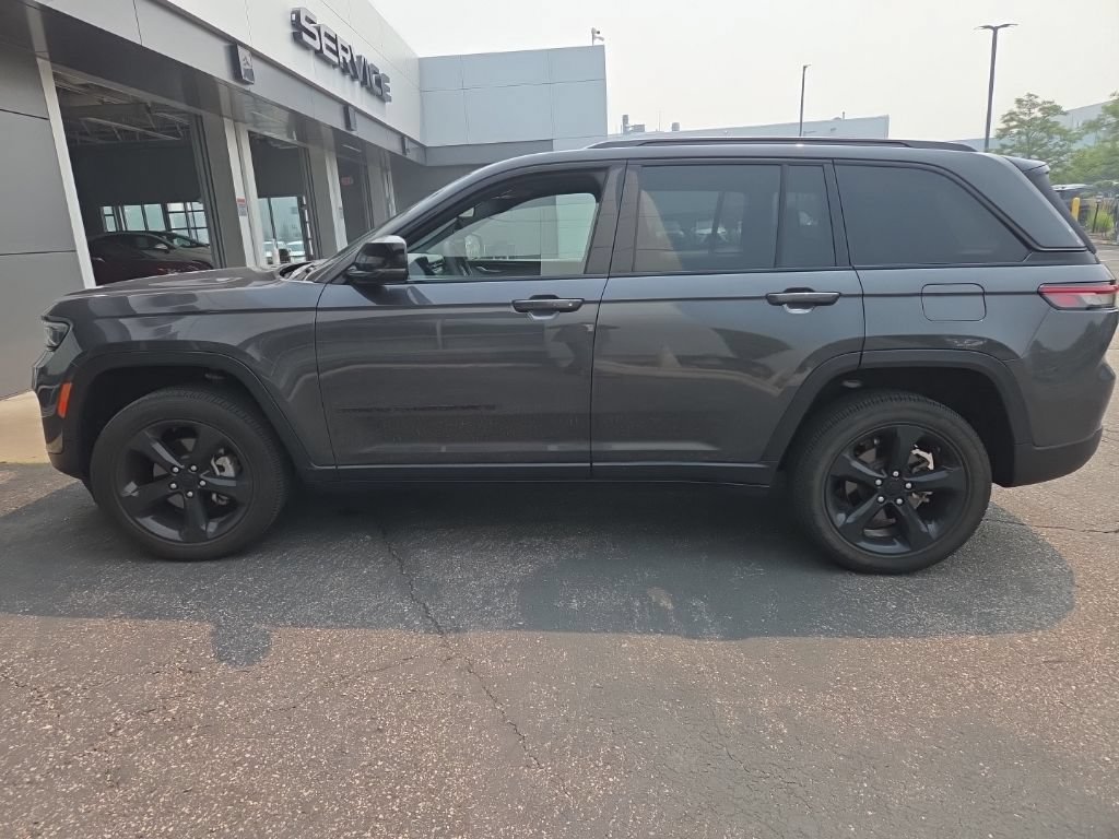 Used 2023 Jeep Grand Cherokee Altitude AWD/4WD image 6