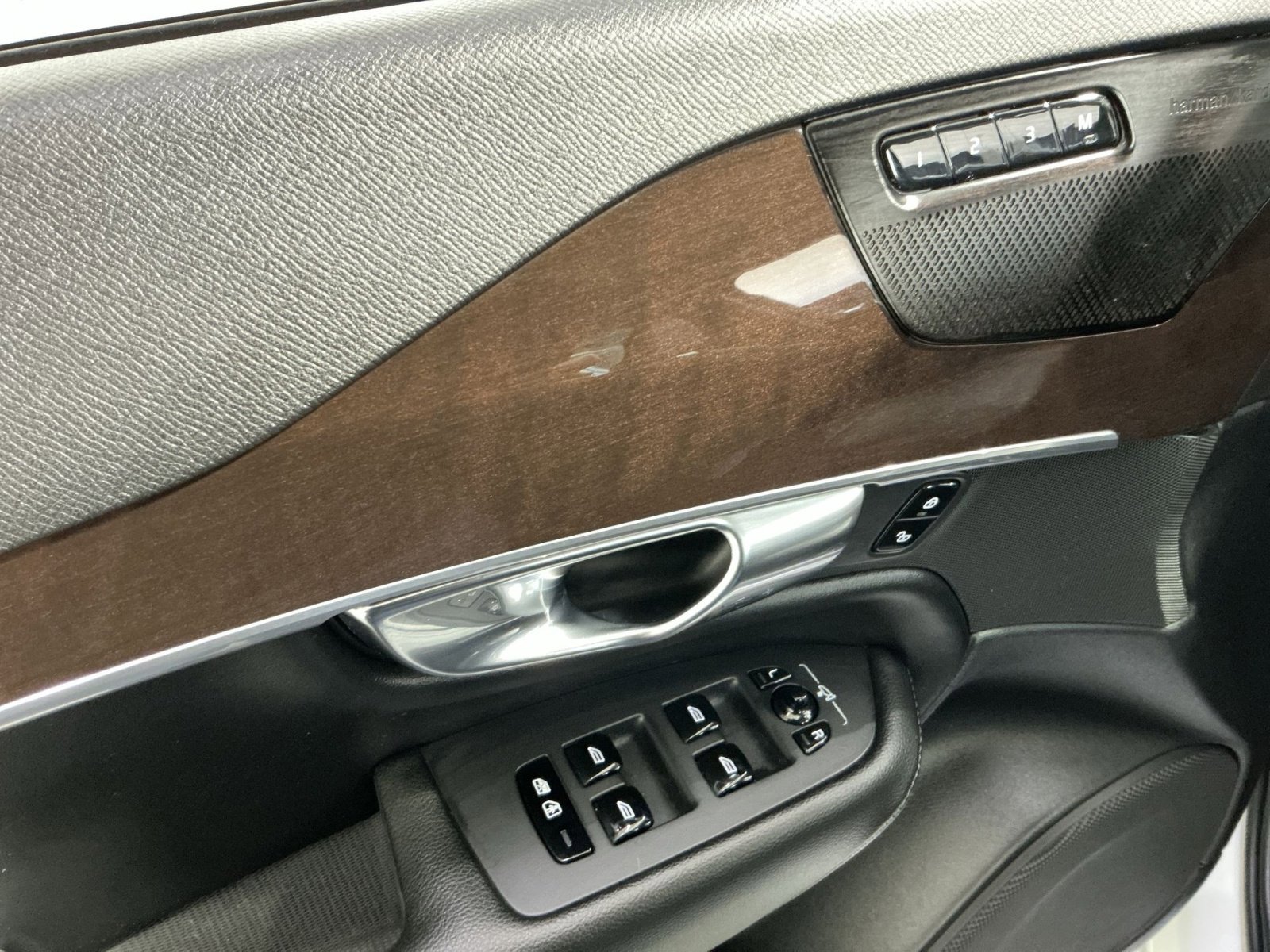 Used 2019 Volvo XC90 T5 Momentum w/ Multimedia Package AWD/4WD image 16