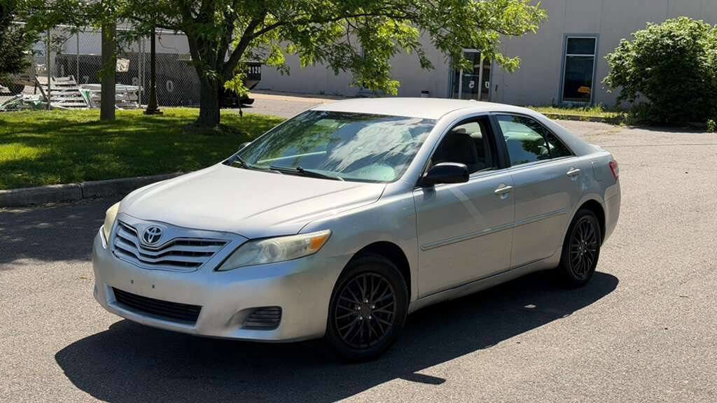 Used 2011 Toyota Camry LE FWD image 2