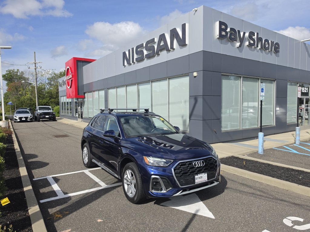 Used 2023 Audi Q5 2.0T Premium w/ Convenience Package AWD/4WD image 2