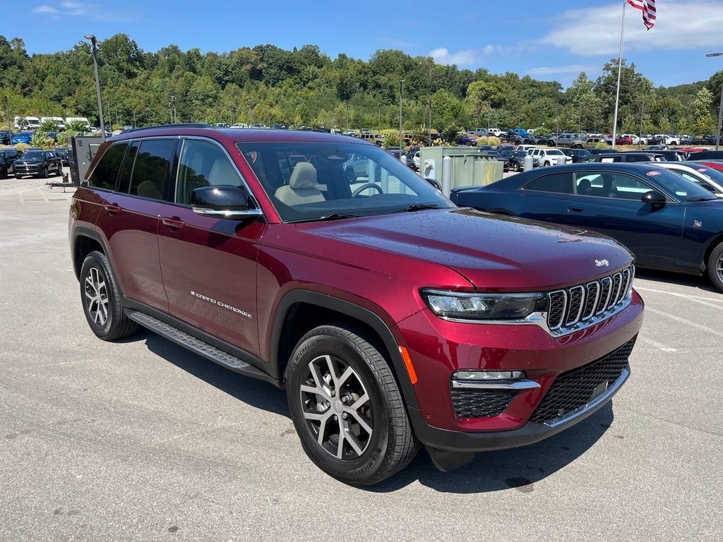 Used 2025 Jeep Grand Cherokee Limited w/ Luxury Tech Group II AWD/4WD image 2