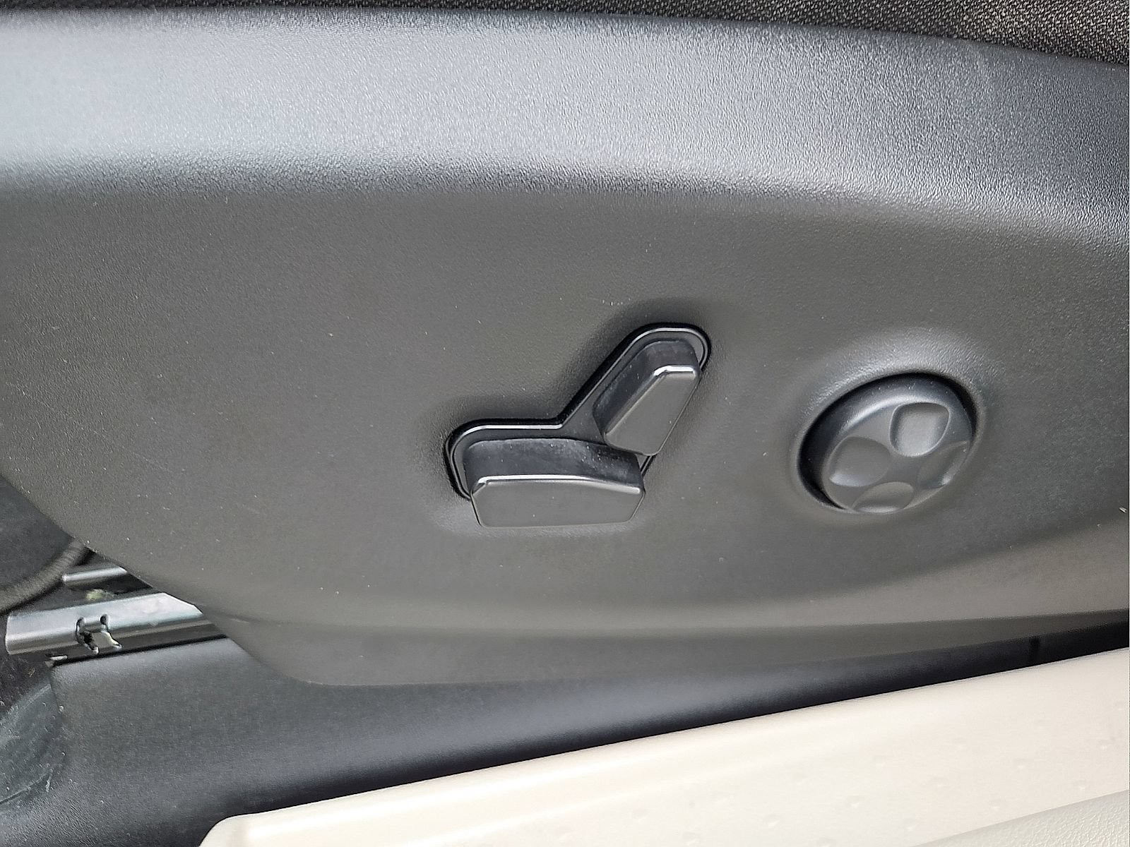 Used 2023 Chrysler Voyager LX FWD image 16