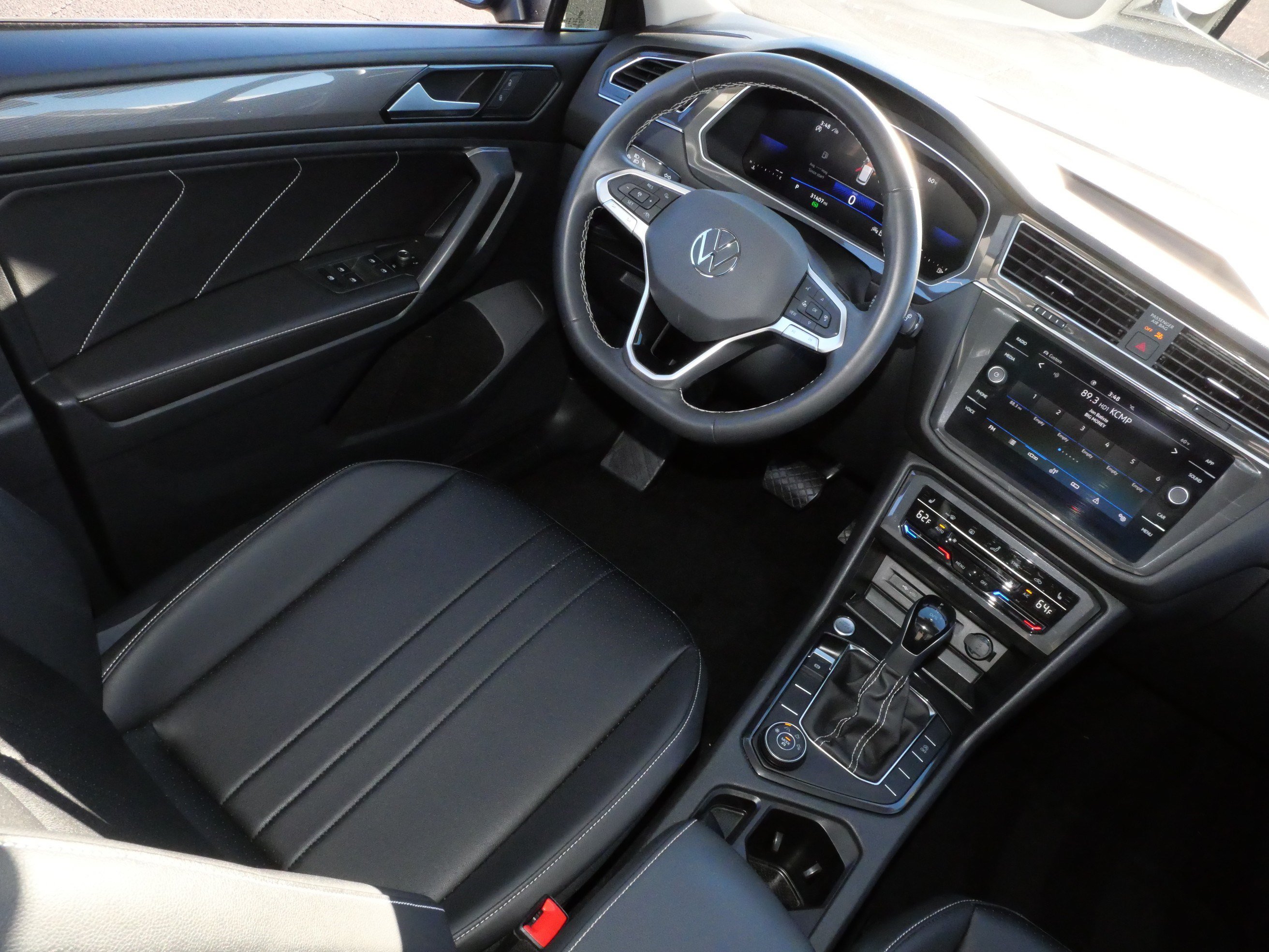 Certified 2023 Volkswagen Tiguan SE w/ Panoramic Sunroof Package AWD/4WD image 9