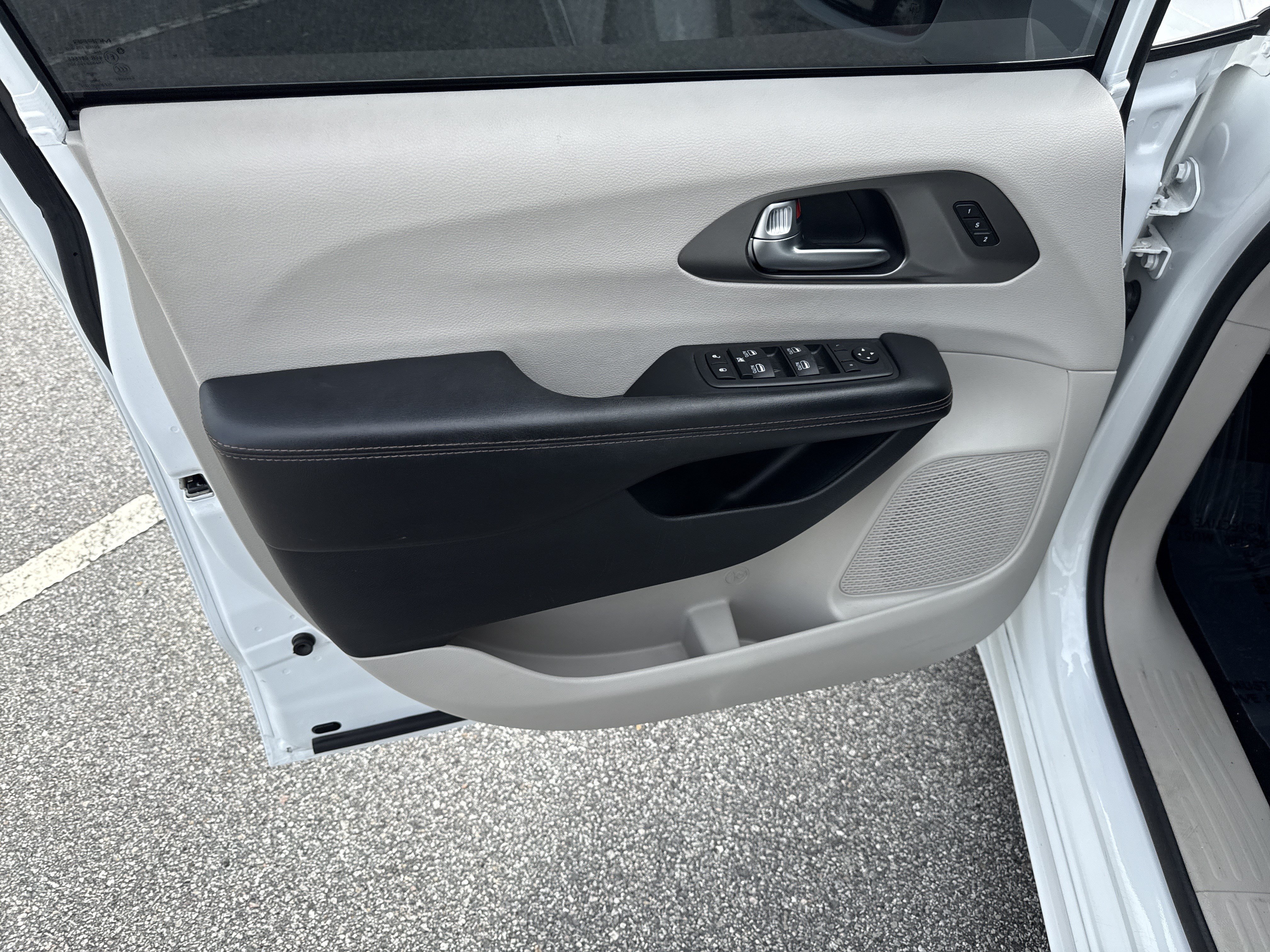 Used 2020 Chrysler Pacifica Touring-L Plus w/ Tire & Wheel Group FWD image 13