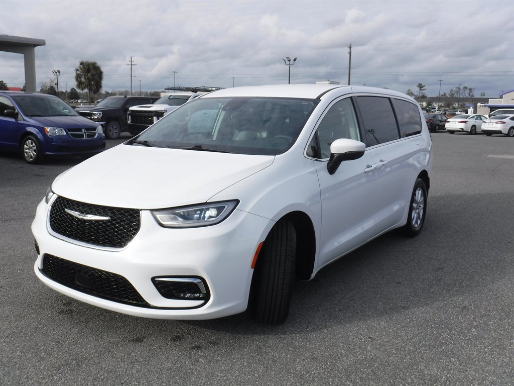 Used 2023 Chrysler Pacifica Touring-L FWD image 25
