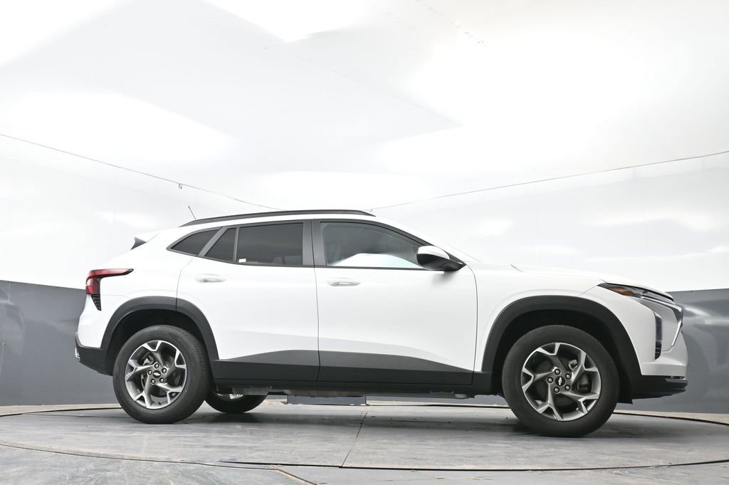 Used 2025 Chevrolet Trax LT FWD image 51