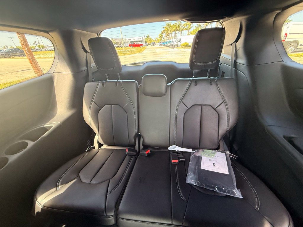 New 2026 Chrysler Pacifica Select FWD image 26