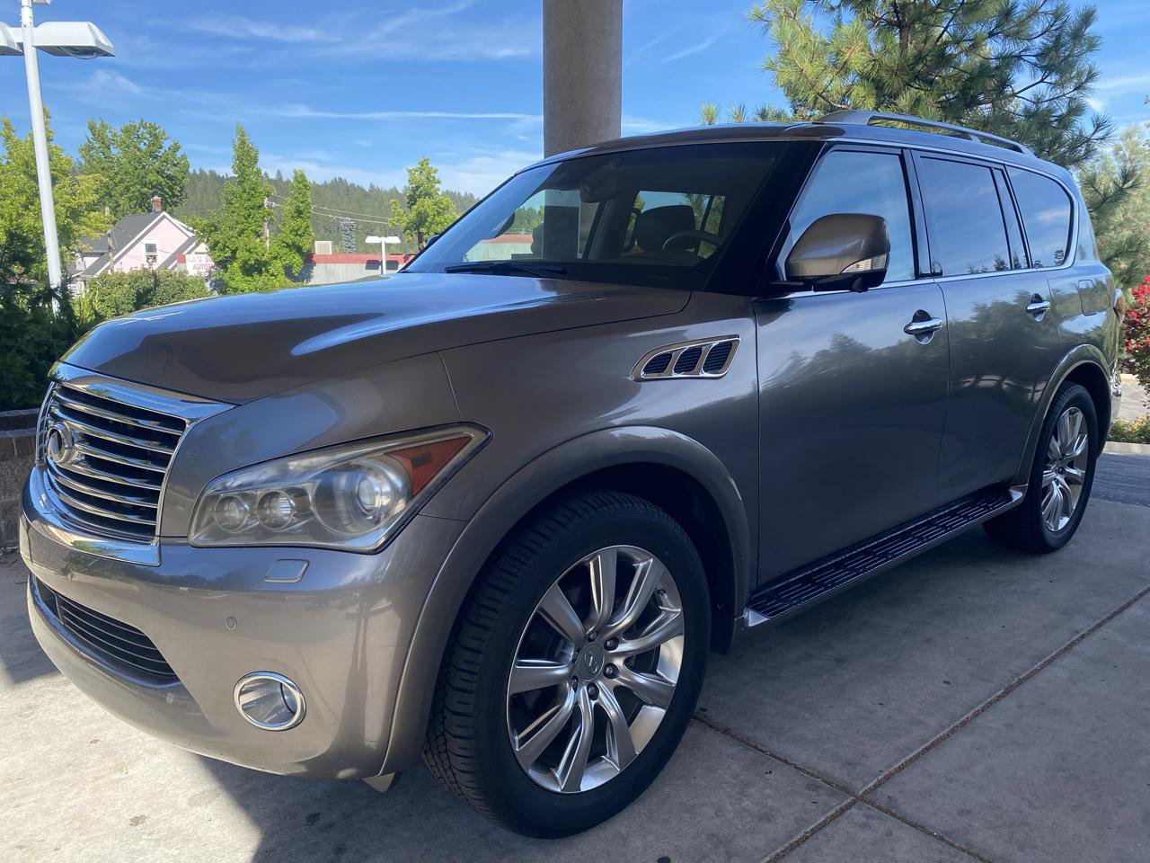 Used 2013 INFINITI QX56 4WD w/ Deluxe Touring Pkg image 2