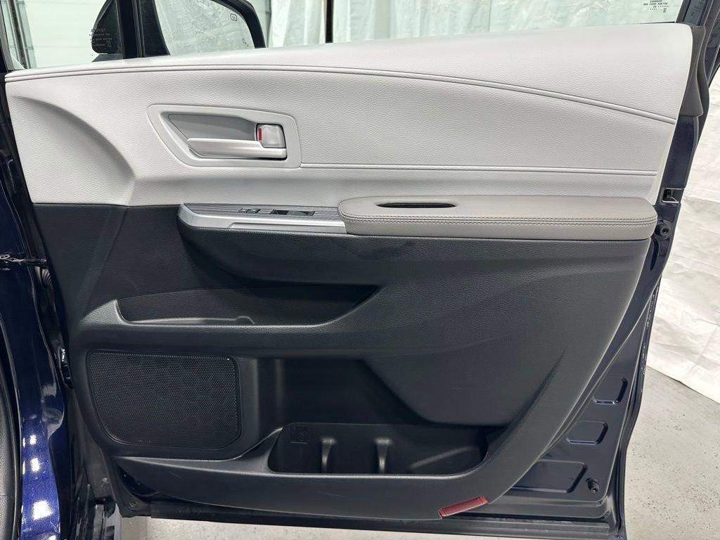 Used 2025 Toyota Sienna LE FWD image 60