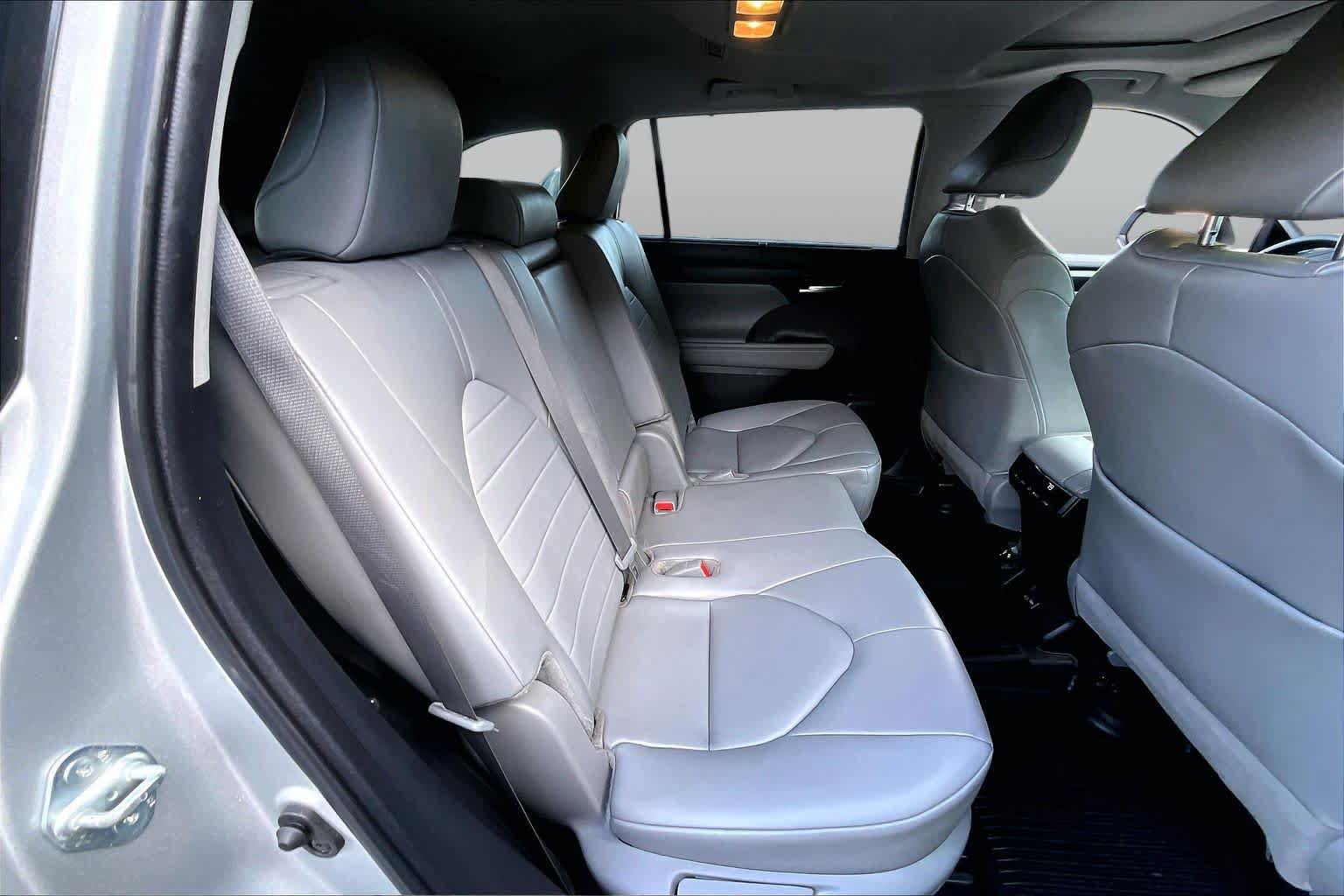 Used 2024 Toyota Highlander XLE AWD/4WD image 19