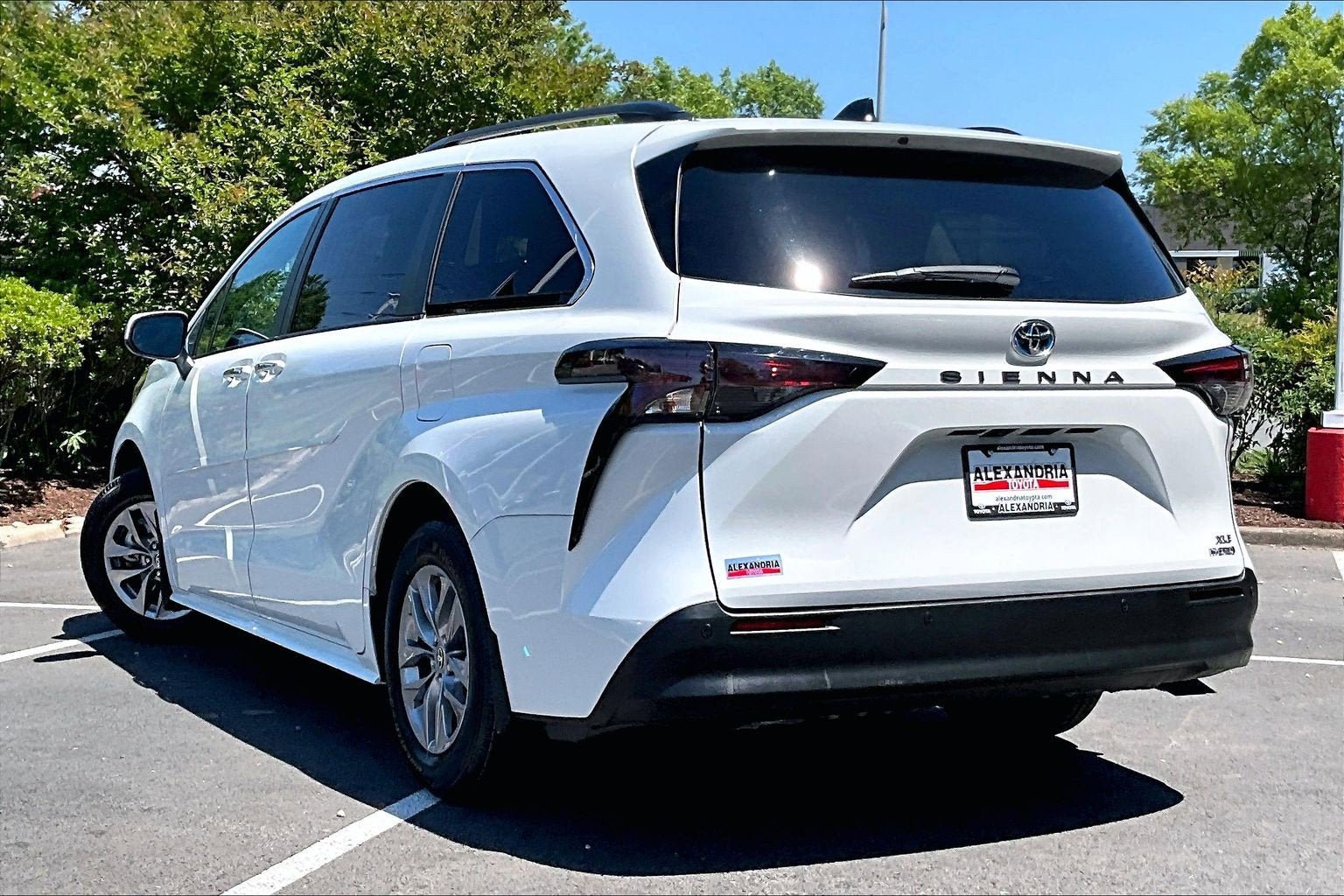 Used 2023 Toyota Sienna XLE FWD image 11