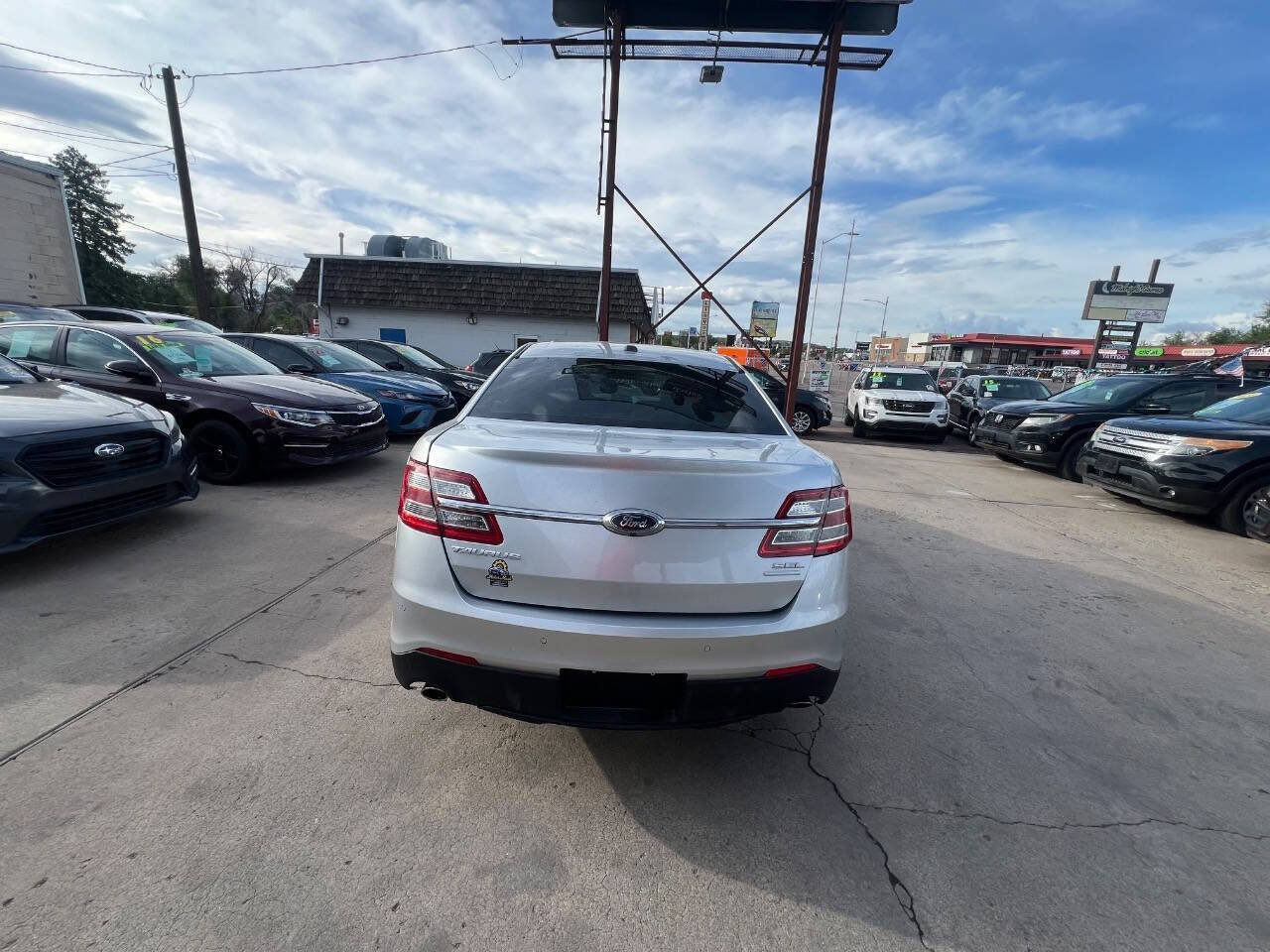 Used 2018 Ford Taurus SEL w/ Equipment Group 201A FWD image 4