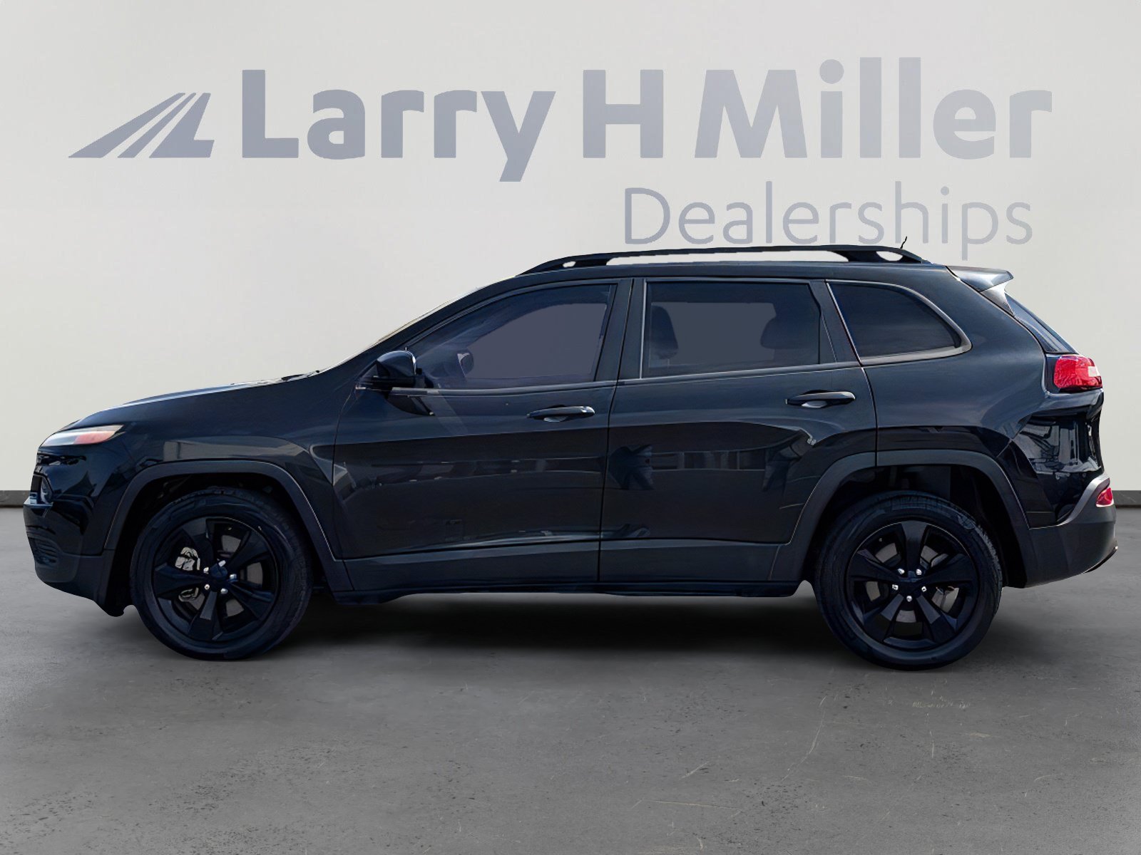Used 2016 Jeep Cherokee Sport FWD image 2