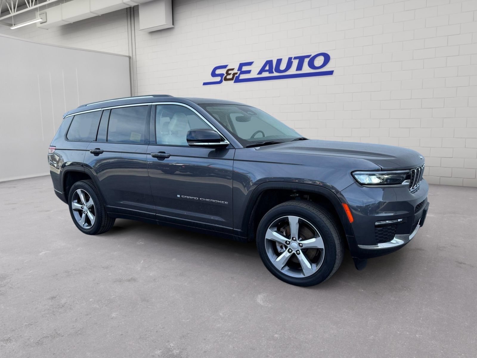 Used 2022 Jeep Grand Cherokee L Limited AWD/4WD image 4