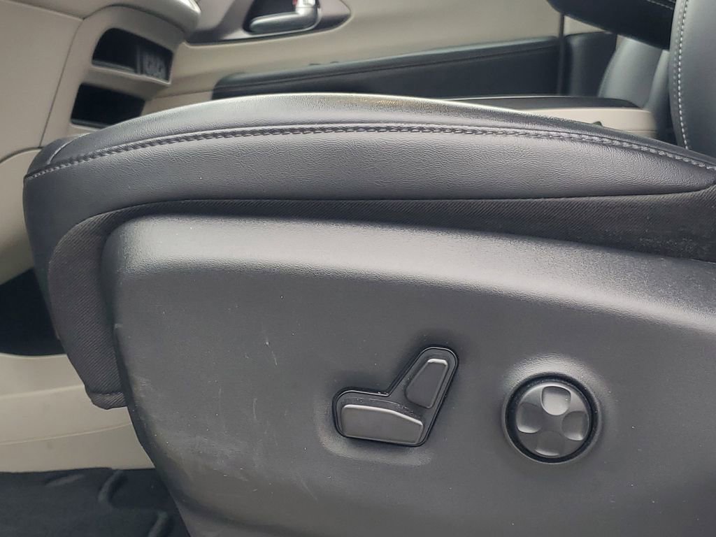 Used 2024 Chrysler Pacifica Touring-L FWD image 14