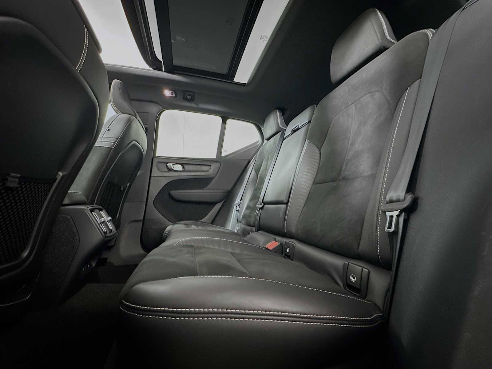 Used 2021 Volvo XC40 T5 R-Design image 23