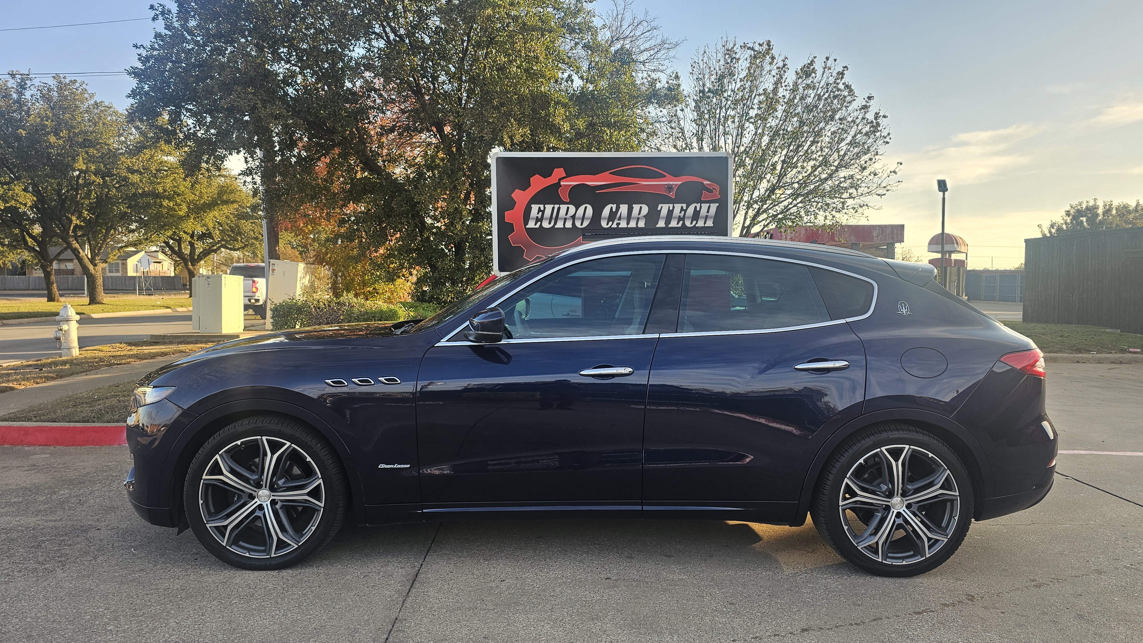 Used 2019 Maserati Levante GranLusso AWD/4WD image 2