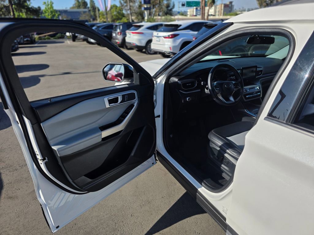 Used 2023 Ford Explorer XLT w/ Equipment Group 202A image 39