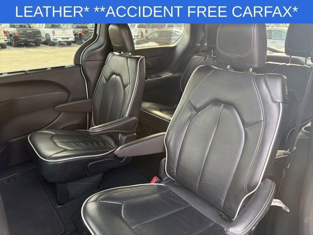 Used 2025 Chrysler Pacifica Limited image 22