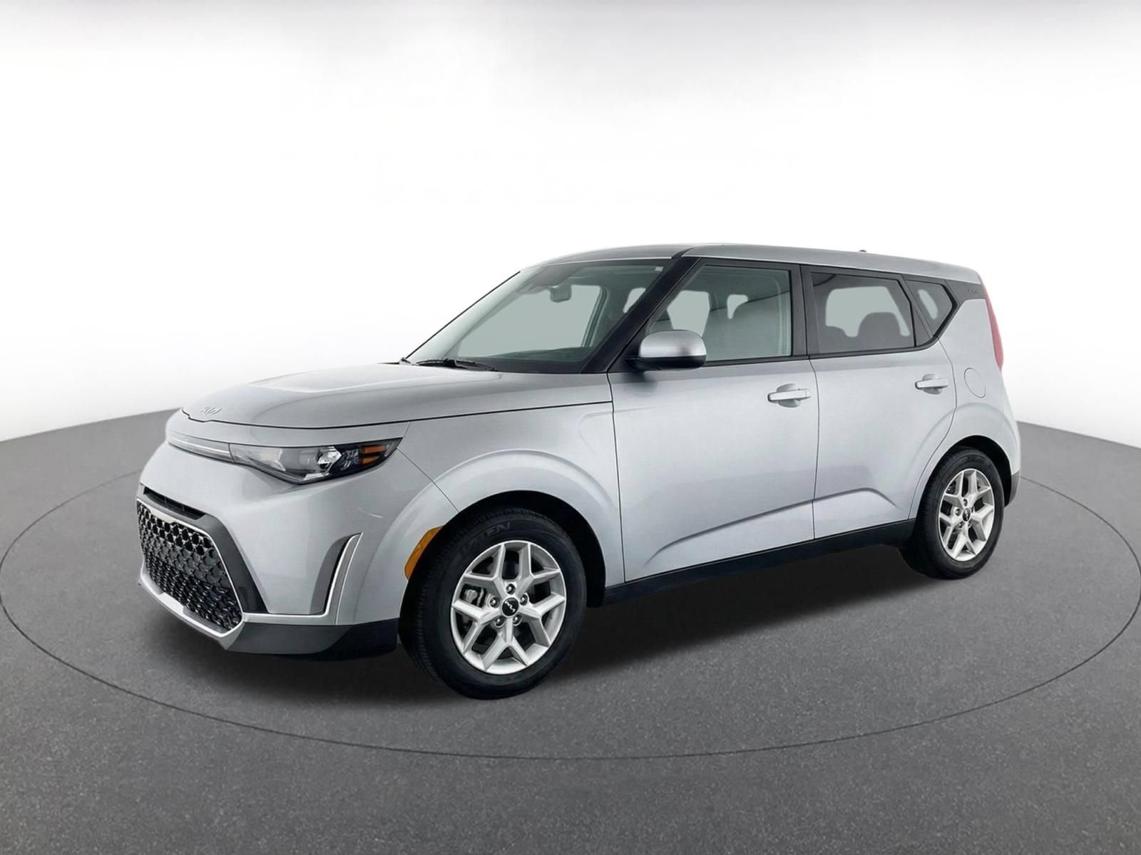 Used 2025 Kia Soul LX w/ LX Technology Package FWD image 3
