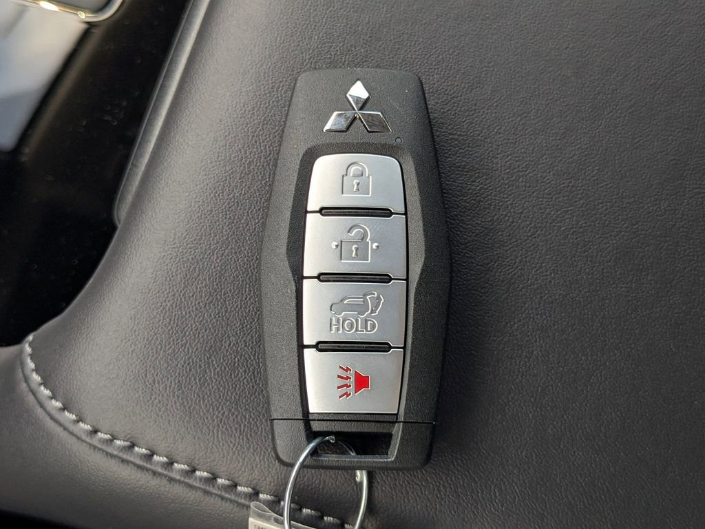New 2025 Mitsubishi Outlander SE image 31
