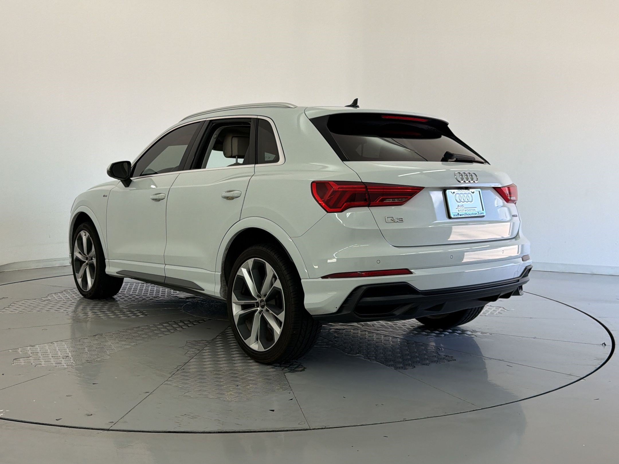 Used 2021 Audi Q3 2.0T Premium w/ Convenience Package AWD/4WD image 3