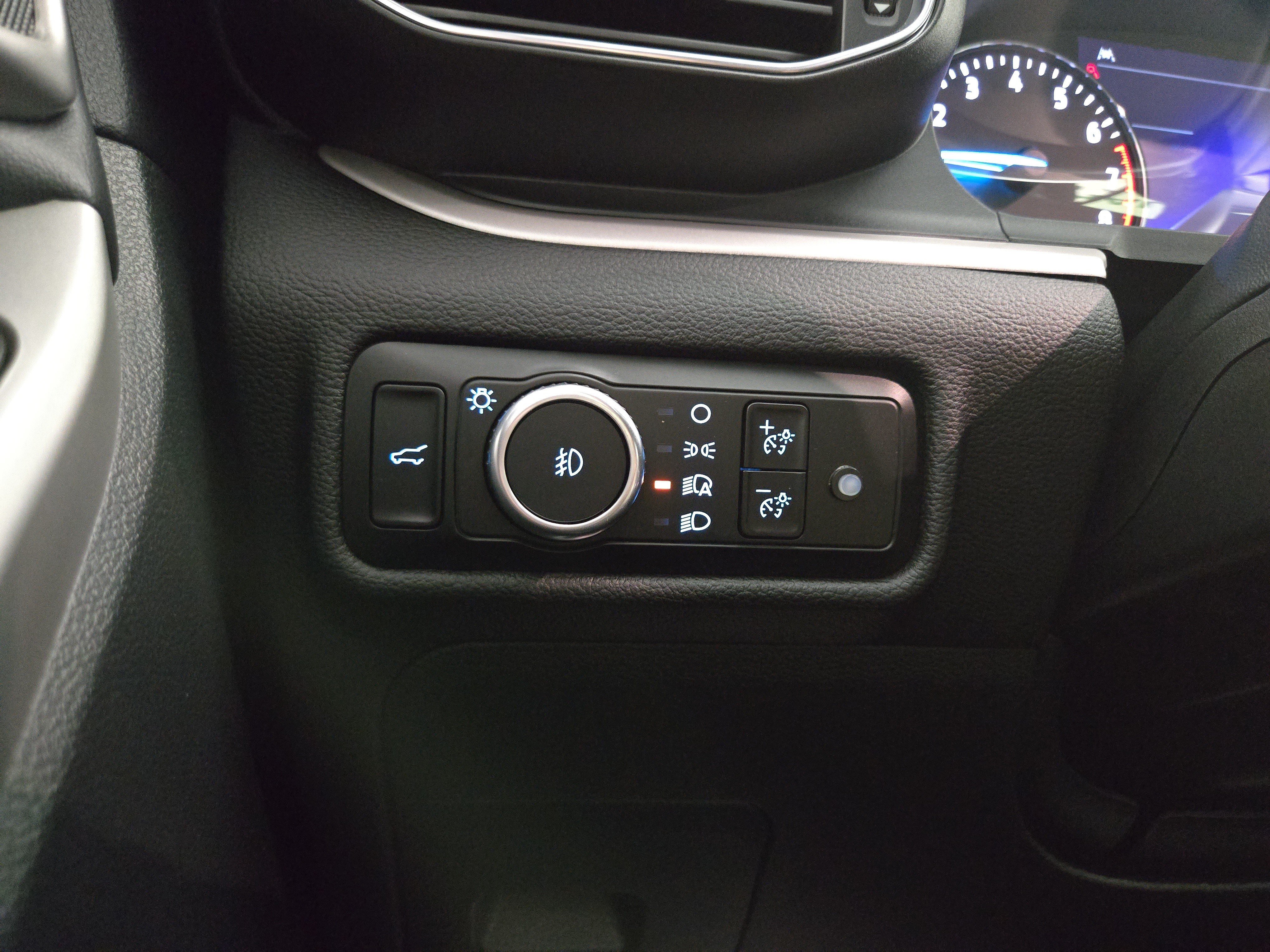 Used 2024 Ford Explorer XLT w/ Equipment Group 202A AWD/4WD image 29