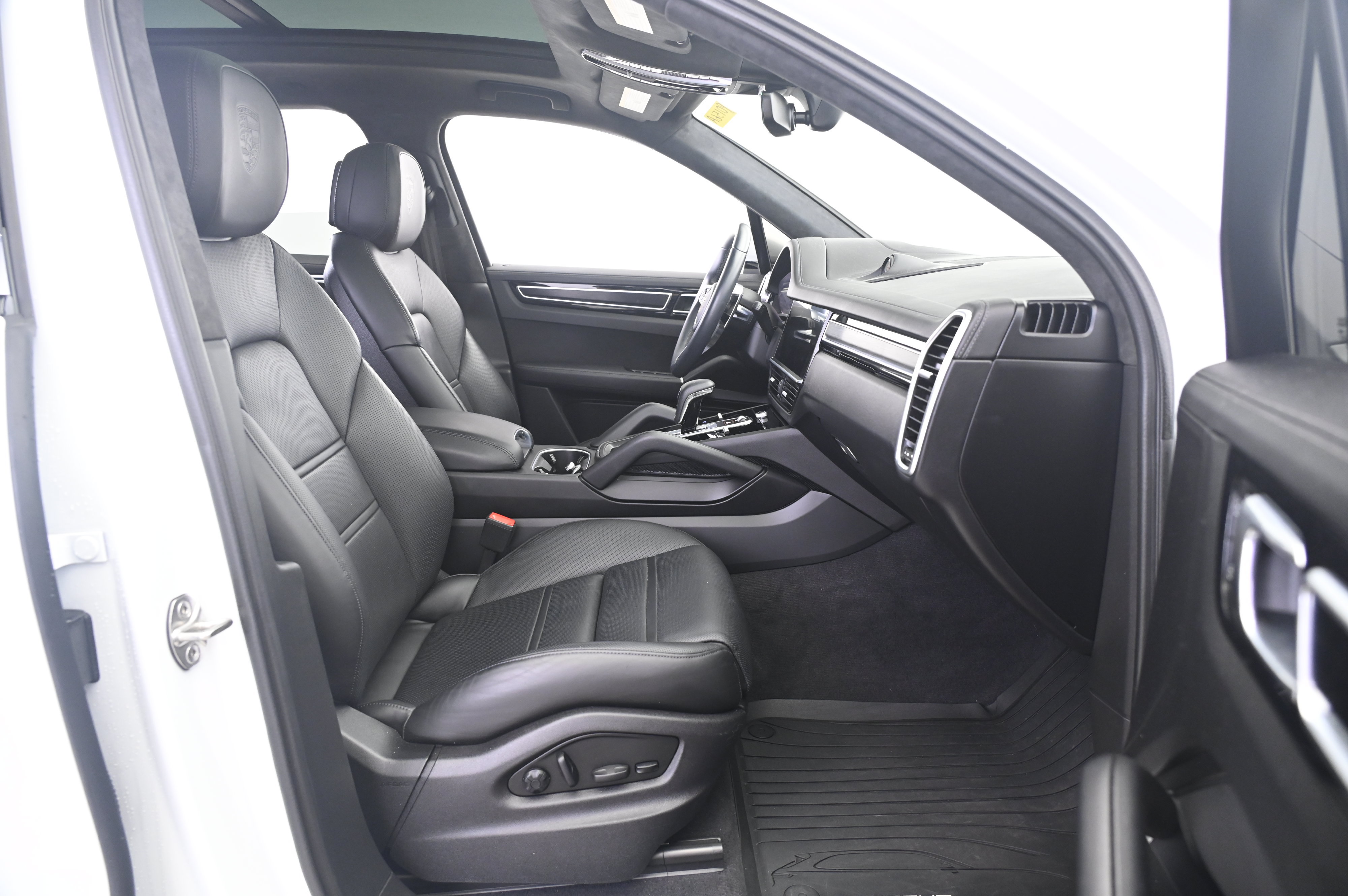 Certified 2023 Porsche Cayenne GTS AWD/4WD image 23