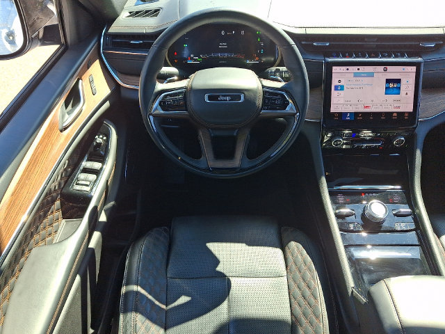 Used 2023 Jeep Grand Cherokee Summit w/ Luxury Tech Group V AWD/4WD image 3