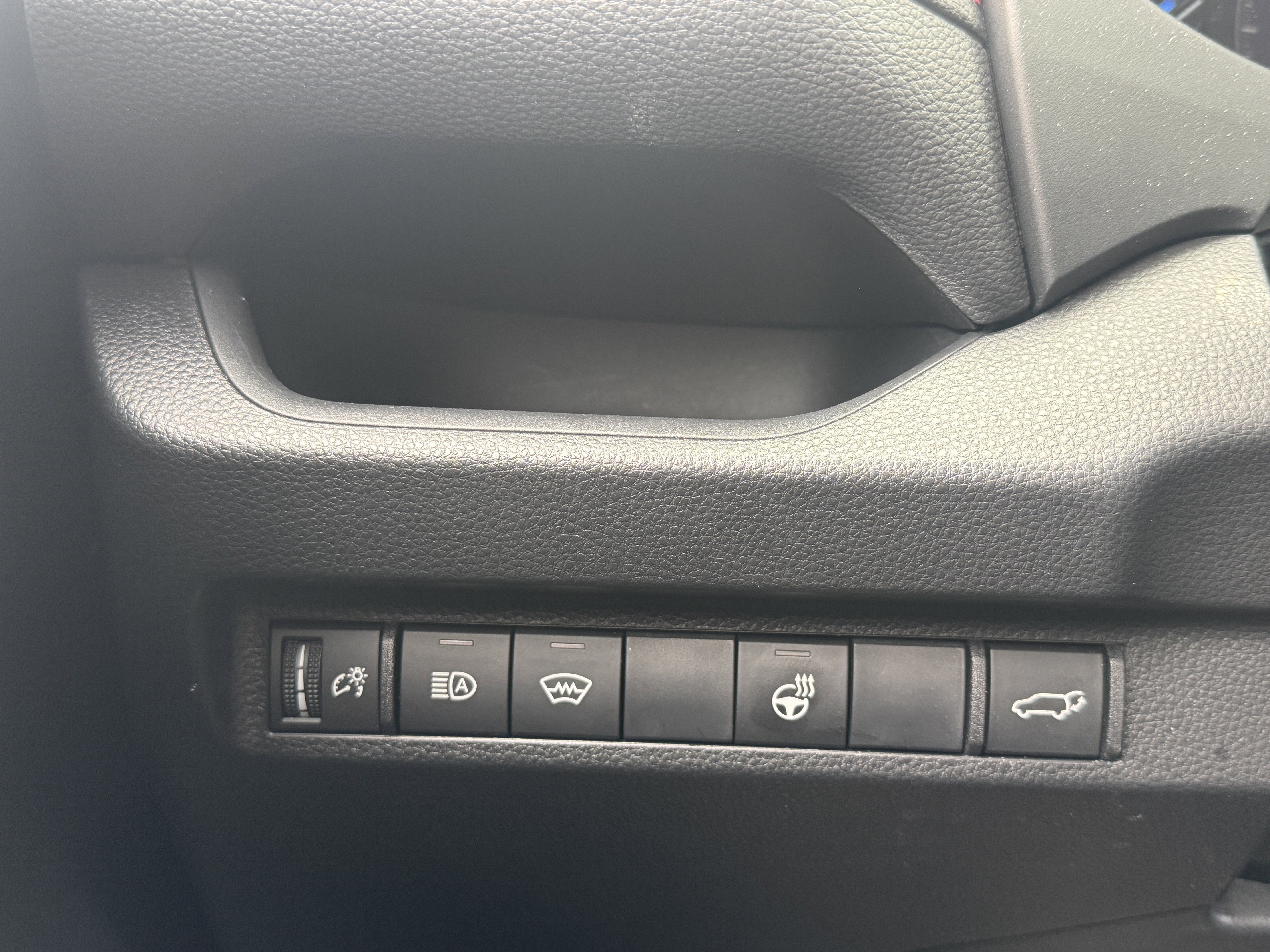 Used 2023 Toyota RAV4 SE w/ Weather & Moonroof Package image 32