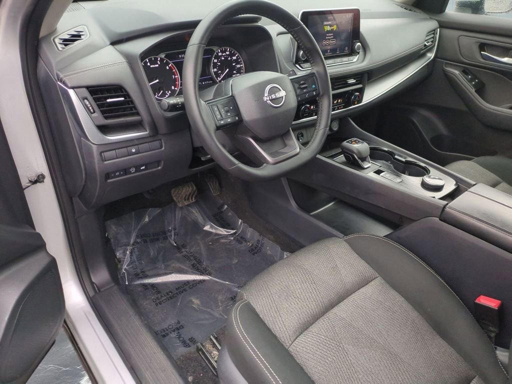 Used 2025 Nissan Rogue SV image 10